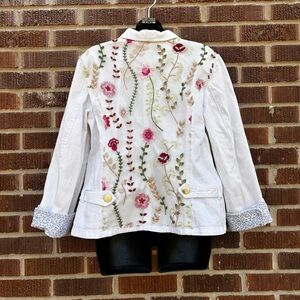 Upcycled Women’s XL White Cotton Jean Denim jacket with floral lace appliqué
